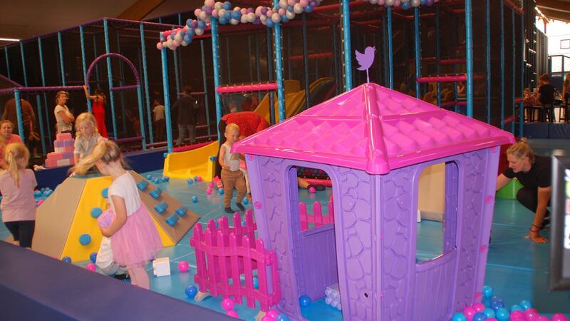 Kinder spielen im Kleinkindbereich des Kidsplanet.