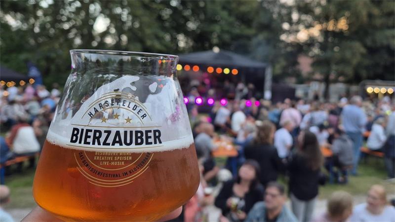 Im Klosterpark in Harsefeld wird Ende August wieder der Bierzauber gefeiert.  

