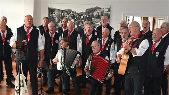 Im Klugschen Saal in Steinkirchen präsentierte der Altländer Shanty-Chor im Januar die neue Hymne des Alten Landes, sie wird auch beim Shanty-Festval am Wochenende in Jork gesungen.