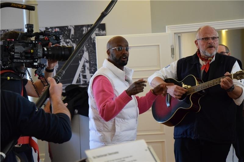 Im Klugschen Saal sang Yared Dibaba ein Ständchen mit dem Altländer Shanty-Chor um Chorleiter Michael Bunge. In seinen drei Tagen traf er viele Menschen. Foto: Battmer