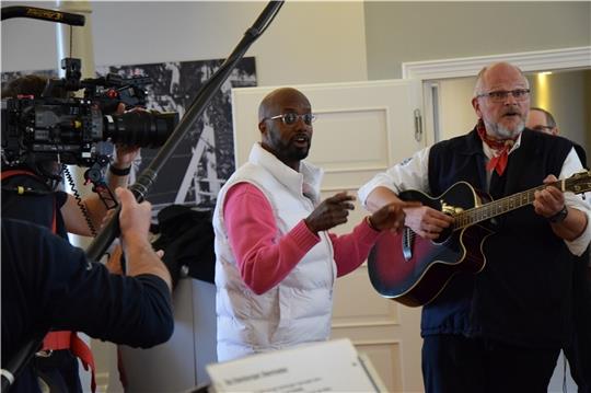 Im Klugschen Saal sang Yared Dibaba ein Ständchen mit dem Altländer Shanty-Chor um Chorleiter Michael Bunge. In seinen drei Tagen traf er viele Menschen. Foto: Battmer