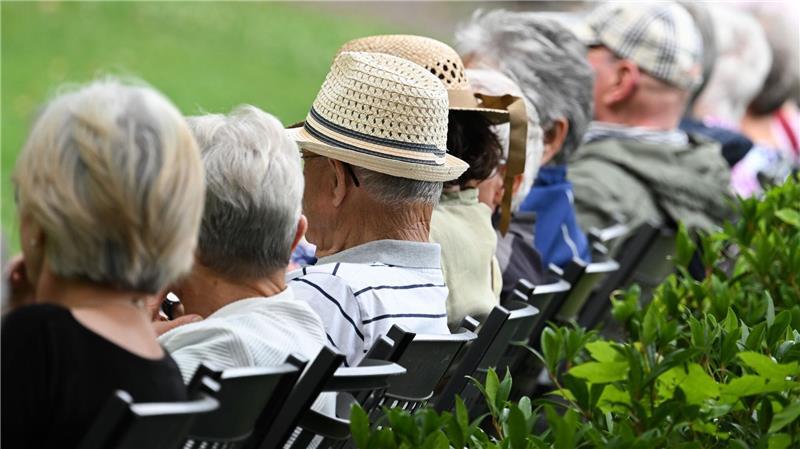 Merz will Rentenstreit entschärfen - Angebot an die Kritiker Im Koalitionsvertrag haben CDU, CSU und SPD vereinbart, diese Haltelinie für das Rentenniveau bei 48 Prozent bis 2031 zu verlängern. (Archivbild)