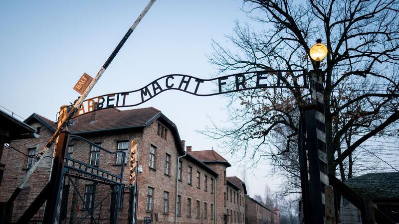Im Konzentrations- und Vernichtungslager Auschwitz ermordeten die Nationalsozialisten mindestens 1,1 Millionen Menschen, meist Jüdinnen und Juden.