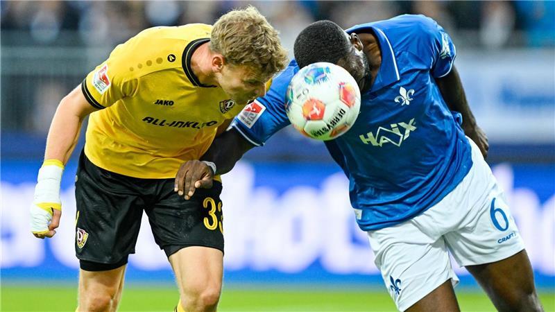 2:0 gegen Dresden: Darmstadt bleibt Tabellenführer Im Kopfballduell: Christoph Daferner von Dynamo Dresden (l) und Darmstadts Patric Pfeiffer.