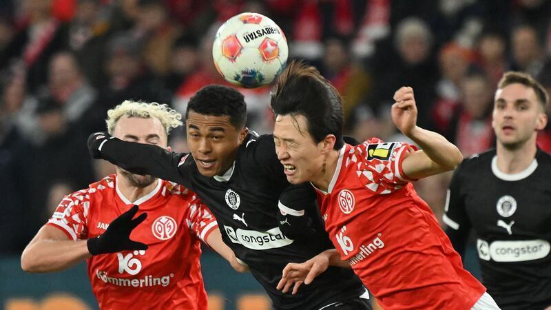 Im Kopfballduell: Joel Chima Fujita vom FC St. Pauli und Jae-sung Lee von Mainz 05.