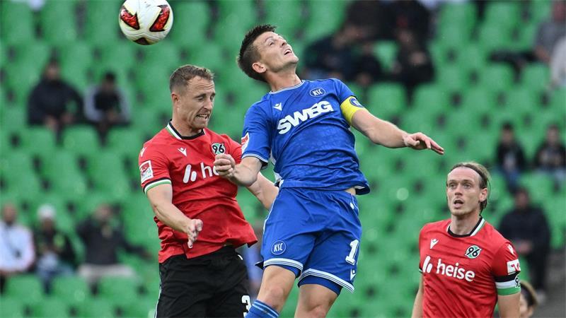 Im Kopfballduell: Karlsruhes Marvin Wanitzek (r) und Maurice Neubauer von Hannover 96.