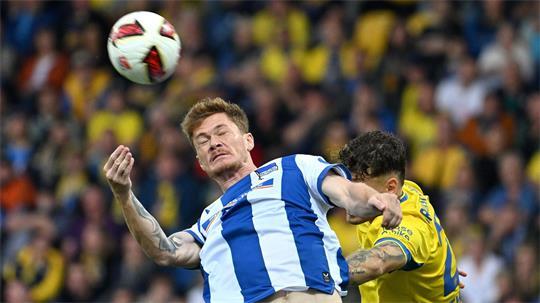Im Kopfballduell: Sebastian Grönning von Hertha BSC und Kevin Ehlers von Eintracht Braunschweig.