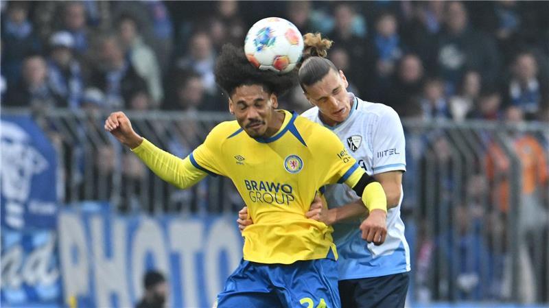 0:2 gegen Bochum: Braunschweig stürzt weiter ab Im Kopfballduell: Sidi Sane (l) von Eintracht Braunschweig und Bochums Noah Loosli.
