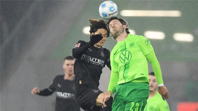 5:1 gegen Gladbach: Wolfsburg auf Kurs Europa Im Kopfballduell: Wolfsburgs Jonas Wind (r) und Mönchengladbachs Ko Itakura.