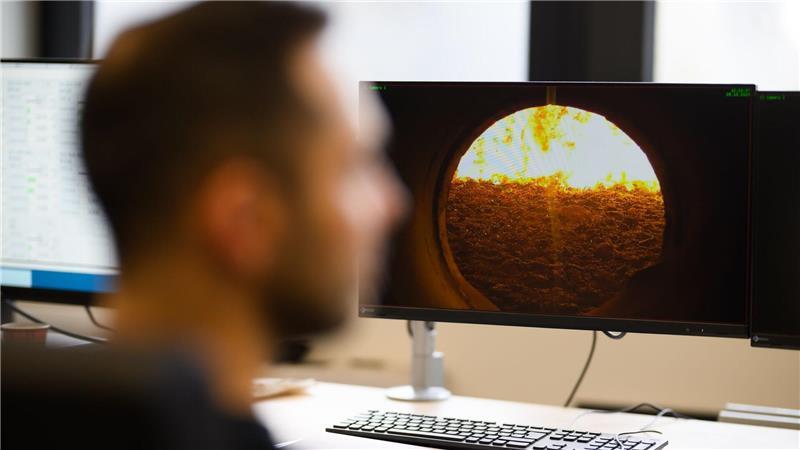 Im Kraftwerk wird das Altholz in mehreren Stufen getrocknet, entzündet und fast verbrannt.