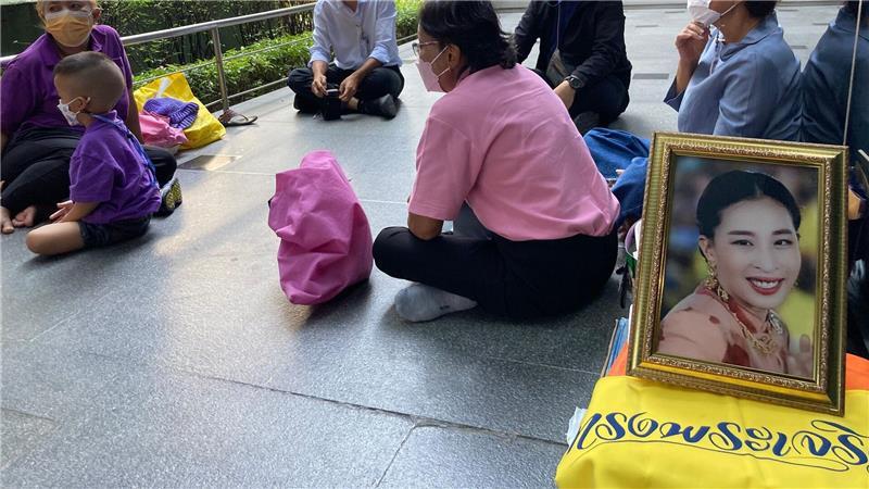 Trauer in Thailand: Beliebte Prinzessin Bha gestorben Im Krankenhaus harrten nach dem Zusammenbruch der Prinzessin viele Menschen aus und warteten auf Neuigkeiten. (Archivbild)