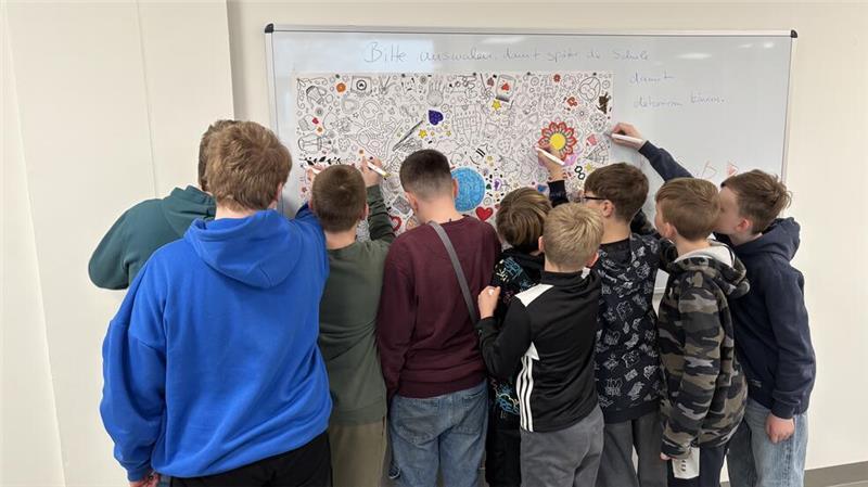 Im Kreativraum treffen sich Schüler zum gemeinsamen Gestalten, Basteln oder Malen.