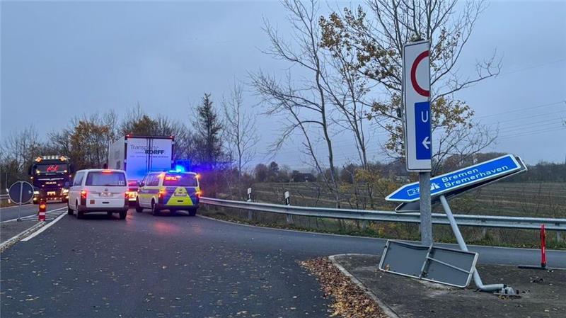25-Jähriger stirbt nach Kollision mit Lkw auf B 71 Im Kreis Cuxhaven demolierte ein Lkw-Fahrer Verkehrsschilder bei einem missglückten Abbiegevorgang an der A27-Anschlussstelle Altenwalde.