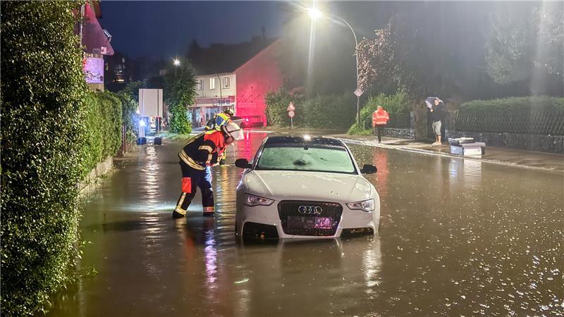 Starkregen: 90 Einsätze im Kreis Stade – Autofahrer eingeschlossen Im Kreis Harburg konnten zwei Autofahrer ihre Fahrzeuge nicht selbstständig verlassen.