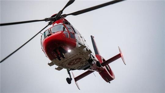 Im Kreis Harburg wurden zwei Frauen bei einem Doppelunfall auf der L216so schwer verletzt, dass der Rettungshubschrauber angefordert werden musste.