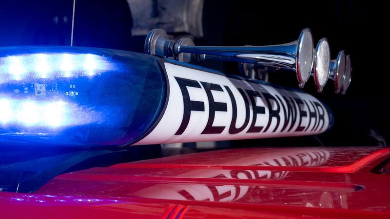 Im Kreis Pinneberg in Schleswig-Holstein kämpfen Feuerwehrleute gegen einen Strohballenbrand auf einem Feld. (Symbolfoto)
