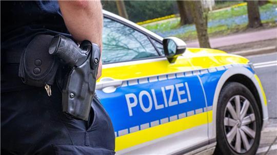 Im Kreis Rotenburg mussten Beamte zum Zugriff durch ein Fenster klettern.