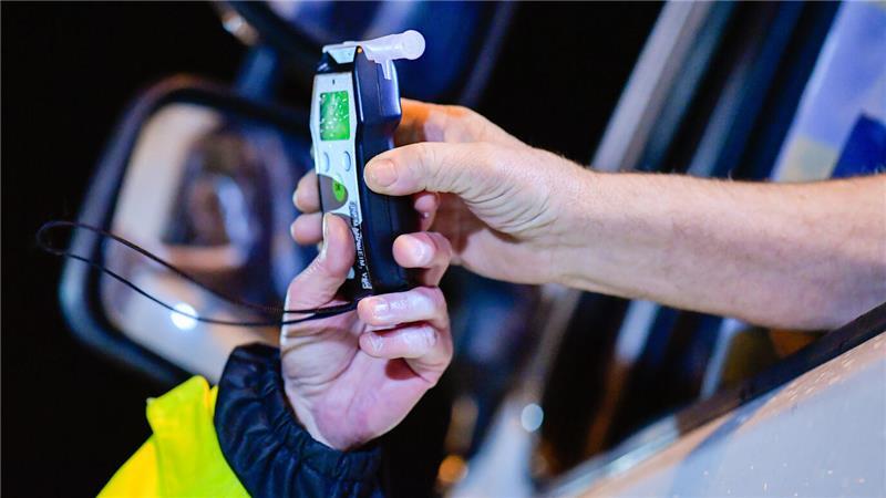 Im Kreis Rotenburg stoppten Beamte am Samstag einen stark alkoholisierten Autofahrer. Ergebnis des Atemalkoholtests: mehr als vier Promille (Symbolbild).