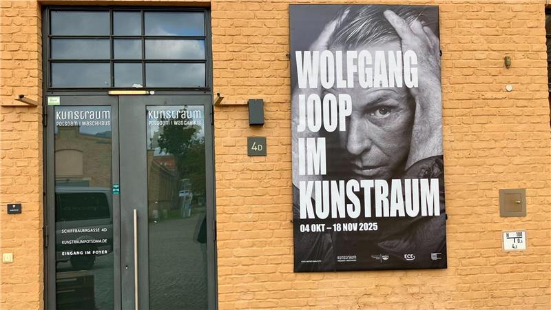 Im Kunstraum in Potsdam ist  vom 4. Oktober bis 18. November die Ausstellung über das Lebenswerk von Wolfgang Joop zu sehen.
