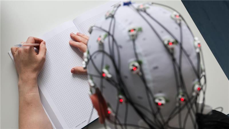 Sie machen es mit links – Mythen und Fakten über Linkshänder Im Labor der MSH Medical School Hamburg wird zum Thema Linkshändigkeit geforscht. Dabei wird die Hirnaktivität gemessen.