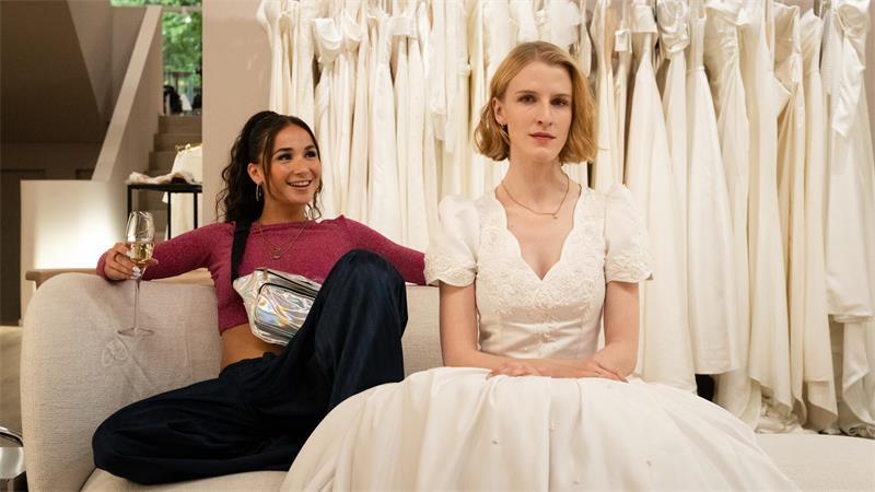 Im Laden für Brautmode: Sandy (Cosima Henman, links) hat andere Vorstellungen vom perfekten Brautkleid als Sandra (Klara Lange).