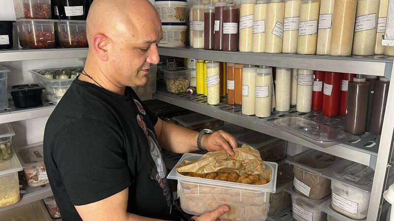 Im Lager prüft Keyvan Riemer regelmäßig den Bestand an Soßen und anderen Produkten.
