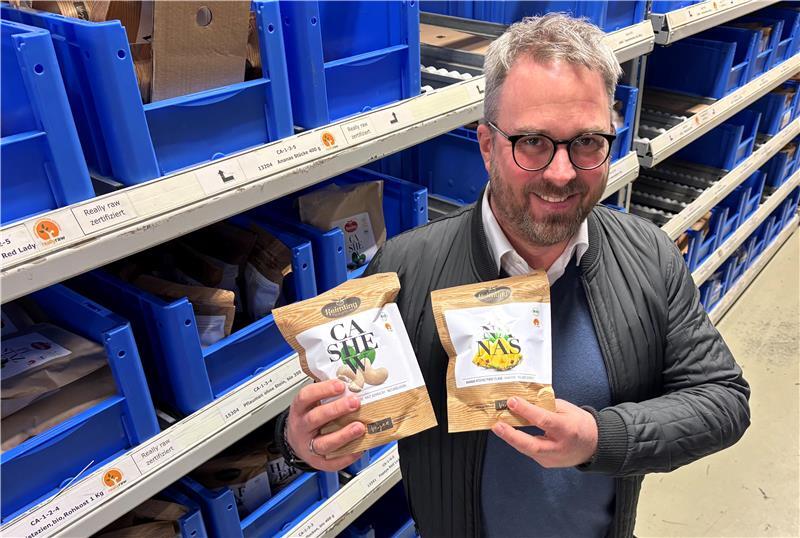 Im Lager zeigt Geschäftsführer Tim-Oliver Horn zwei der gefragtesten Lebensmittel der Keimling Naturkost: Cashewkerne, roh und von Hand kalt geknackt, sowie Ananas als Trockenfrucht.
