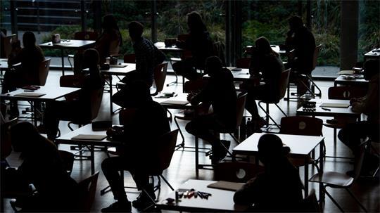 Im Land haben 27.604 Schülerinnen und Schüler ihre Abschlussprüfungen bestanden. (Symbolbild)