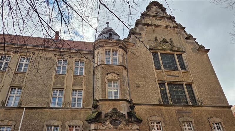 Frau bis zur Ohnmacht geprügelt: Zeugenaussagen werfen Fragen auf Im Landgericht Stade fand der zweite Verhandlungstag für einen Cuxhavener statt. Diesem wird räuberische Erpressung und Körperverletzung vorgeworfen.