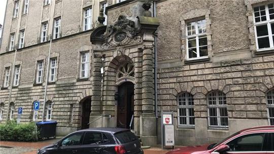 Im Landgericht Stade hat jetzt vor der 4. Großen Jugendstrafkammer der Prozess gegen zwei beschuldigte junge Cuxhavener begonnen. Foto: Reese-Winne