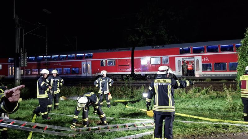 Im Landkreis Ammerland ist ein Baum auf eine Oberleitung gestürzt und hat den Zugverkehr am Bahnhof Augustfehn in Apen zum Erliegen gebracht.