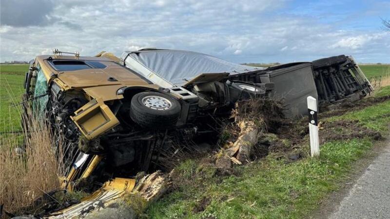 Im Landkreis Cuxhaven wurde der Lkw stark beschädigt, der Fahrer kam mit dem Schrecken davon.