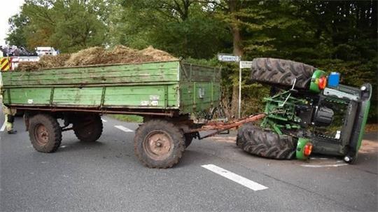 Im Landkreis Harburg ist ein Trecker umgekippt. 