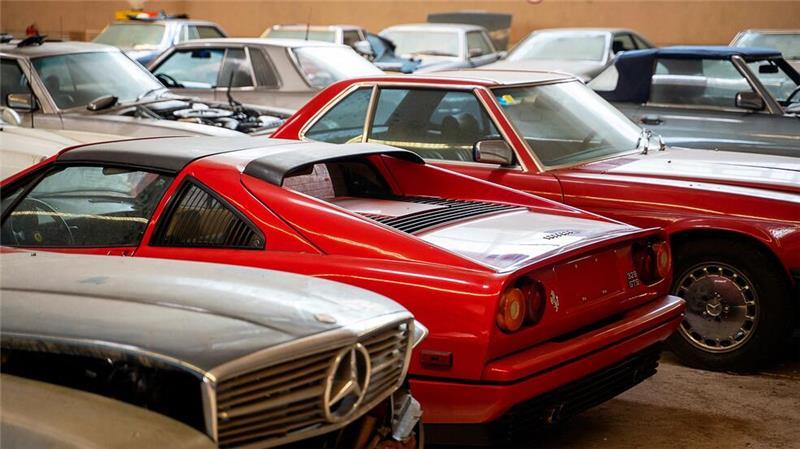 Klassische und exotische Autos versteigert Im Landkreis Harburg wurden die Oldtimer eines Hamburger Autohauses versteigert.