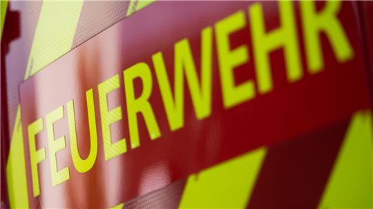 Im Landkreis Pinneberg kämpft die Feuerwehr in Tornesch gegen die Flammen in einem Einfamilienhaus. (Archivbild)