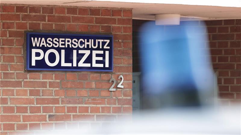 Im Landkreis Plön ermittelt die Wasserschutzpolizei, weil Unbekannte mehrere Außenborder von Schiffen in einem Winterlager gestohlen haben. (Archivbild)