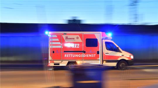 Ein Rettungswagen ist mit Blaulicht im Einsatz.