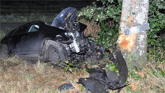 Im Landkreis Rotenburg ist ein junger Autofahrer verunglückt.
