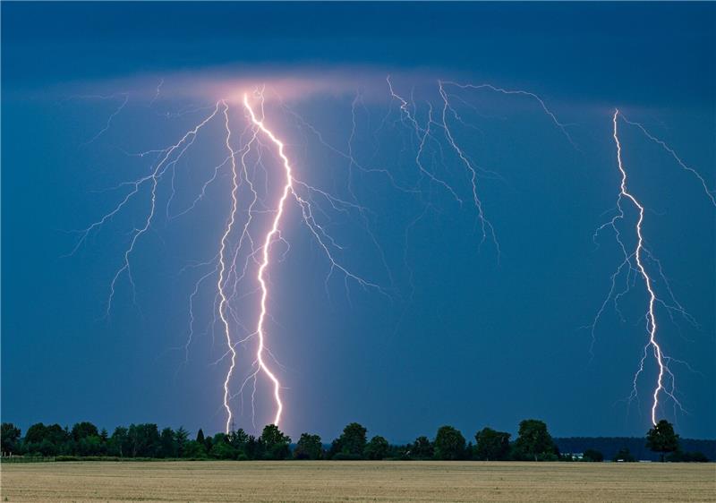 Segelboot kentert mitten im Gewitter vor Stadersand Im Landkreis Stade sind am Sonntag schwere Gewitter möglich. Foto: dpa