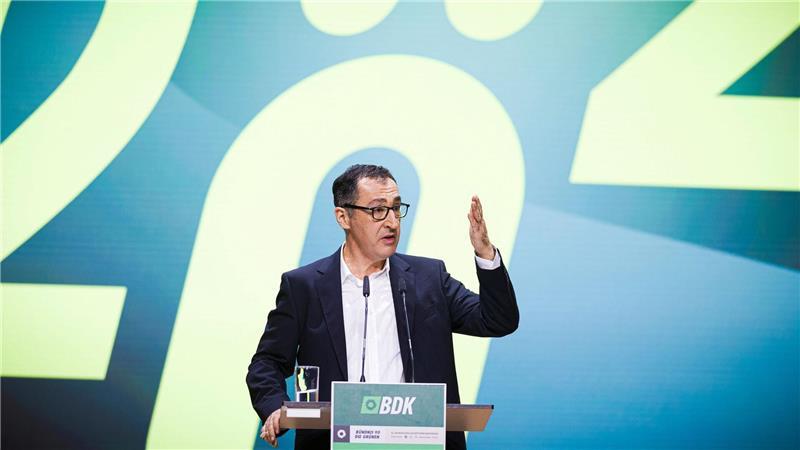 Im Landtagswahlkampf übt sich Cem Özdemir im Umgang mit den Grünen im Spagat zwischen Nähe und Distanz.