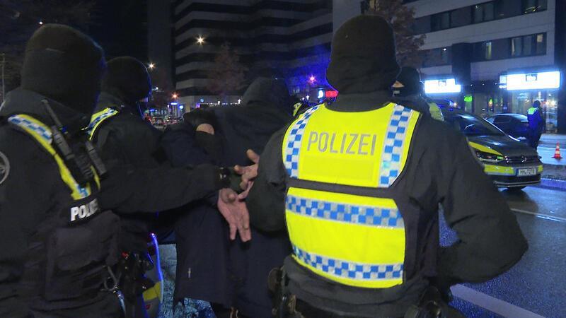 Im Laufe des Abends wurden fünf Männer vorläufig festgenommen.