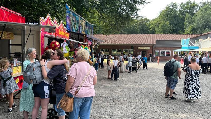 Vogel, Bogen, Keiler: Harsefelds Nachwuchs zeigt sich zielsicher Im Laufe des Nachmittags füllte sich der Festplatz.