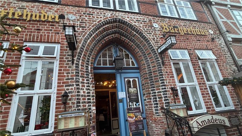 Im Laufe seiner mittlerweile fast 500-jährigen Geschichte wechselte das Bürgerhaus in der Buxtehuder Altstadt mehrfach den Besitzer. Die meisten nutzten es als Gaststätte. Heute befindet sich das Restaurant Amadeus darin.