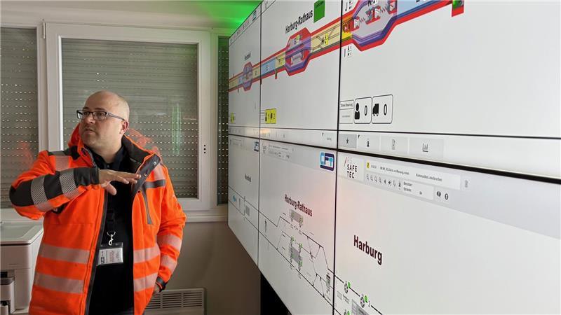 Im S-Bahn-Tunnel: So machen die Bauarbeiten in Harburg den Bahnverkehr besser Im Leitstand oberhalb der S-Bahn-Station Harburg-Rathaus erklärt Alexander Klefken von der beauftragten CFT GmbH die Überwachung der Sicherheit bei den Bauarbeiten. Das Unternehmen aus Nordrhein-Westfalen ist Spezialist für lufttechnische Anlagen im Tunnelbau.