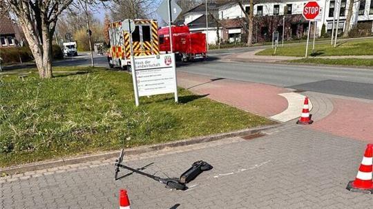 Ein E-Scooter liegt auf einer Straße.