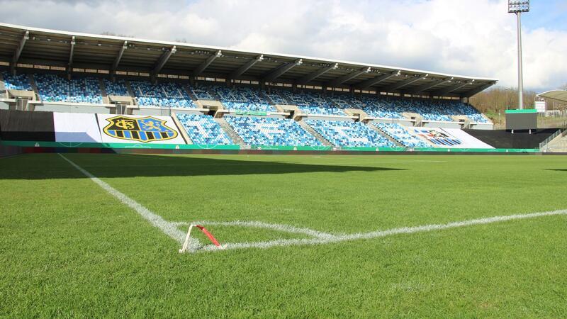 Rasen in Saarbrücken fit für das Pokalspiel Im Ludwigsparkstadion in Saarbrücken soll das DFB-Pokalspiel zwischen dem 1. FC Saarbrücken und Borussia Mönchengladbach stattfinden.