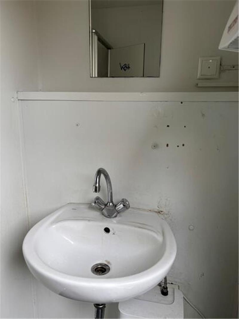 Im Männerklo im Toilettencontainer am Wasser West fehlt der Seifenspender.