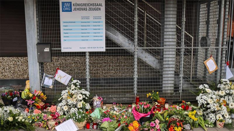 Darum putzen Zeugen Jehovas das Hamburger Volksparkstadion Im März 2023 hatte der Amoklauf bei den Zeugen Jehovas in Hamburg große Betroffenheit ausgelöst. (Archivbild)