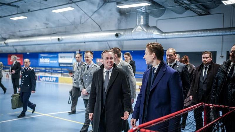 Im März 2024 besichtigte Verteidigungsminister Boris Pistorius (SPD, Mitte) zusammen mit seinem finnischen Amtskollege Antti Häkkänen (vorn rechts) einen Bunker in der finnischen Hauptstadt Helsinki. (Archivfoto)