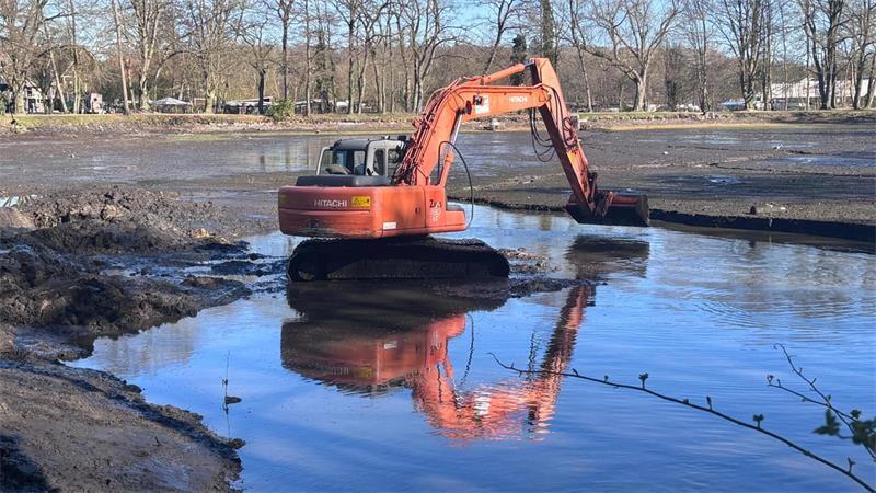 Wasser marsch: Fontäne im Harsefelder Klosterteich jetzt in Betrieb Im März: Ein Bagger entsandet die Klosterteiche.